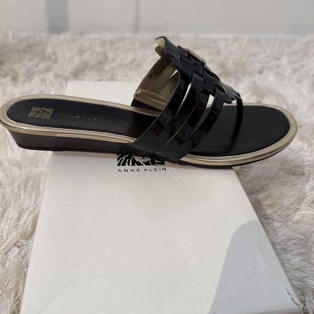 Anne Klein IFlex Woven Patent Slide Sandals Womens 10 Black Gold Logo Mule Wedge - Picture 11 of 11